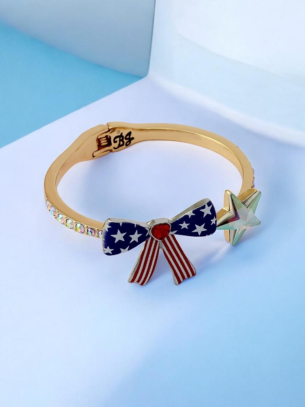 New Betsey Johnson Americana Hinge Bracelet w Lith Iconic Bow & Sparkly Star NWT - Picture 6 of 9